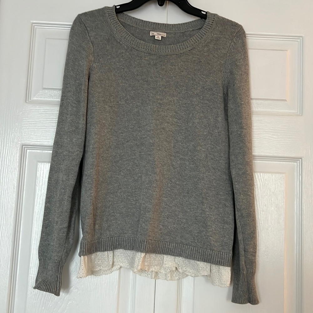 GAP Gray Crew Neck Knit Sweater XS Eyelet Ruffle Hem Neutral Pullover